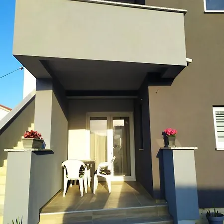Apartman Mira *